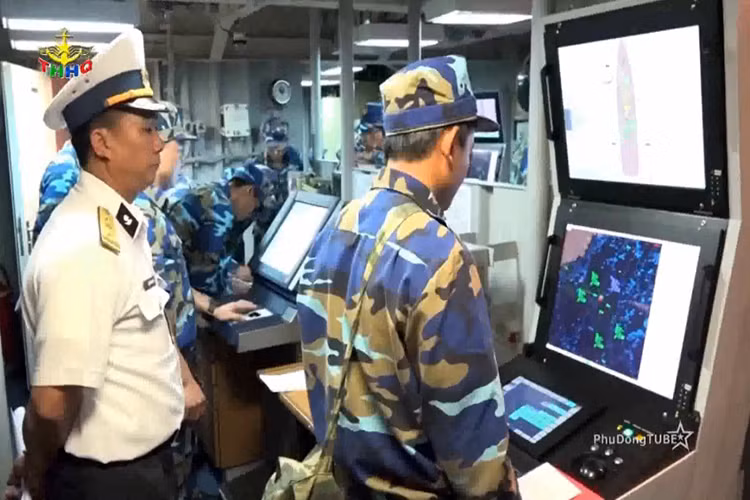 Cận cảnh bên trong khoang chỉ huy tác chiến trên tàu HQ-011, nơi chỉ huy con tàu đưa ra các mệnh lệnh cho toàn bộ các ngành và các vị trí trên tàu, đây có thể được xem là “bộ não” trung tâm của các tàu hộ vệ tên lửa Gepard. Nguồn ảnh: THHQ.