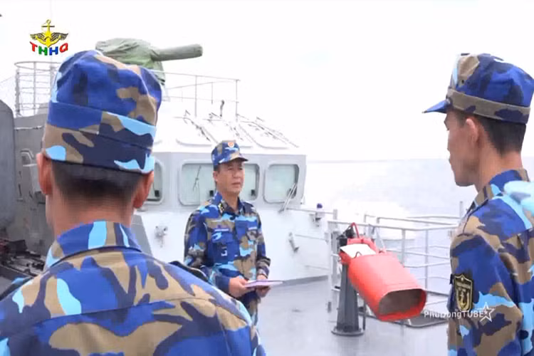 Trong ảnh là Trung tá Nguyễn Quang Huy, Thuyền trưởng tàu HQ-011 phổ biến kết quả huấn luyện cho cán bộ chiến sĩ trên tàu HQ-011, hiện tại tàu hộ vệ này có thủy thủ đoàn khoảng 103 sĩ quan và thủy thủ. Nguồn ảnh: THHQ.