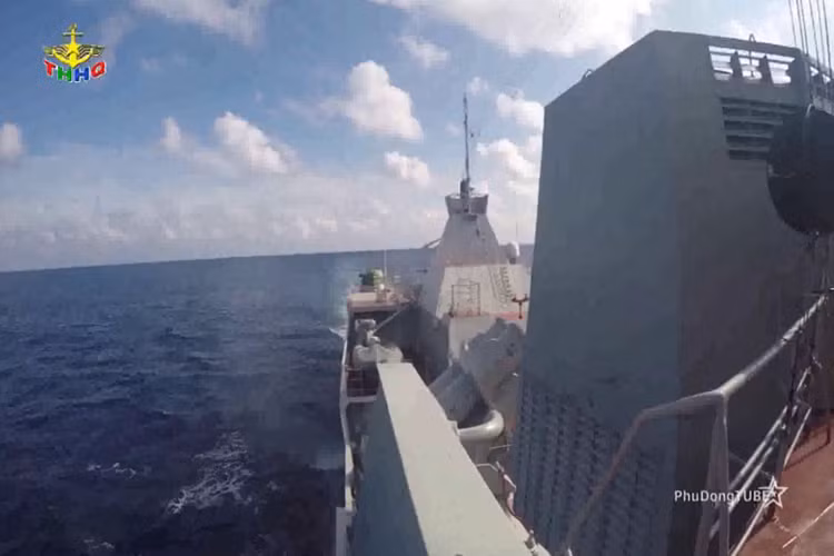 Sau mỗi khoa mục huấn luyện, các bộ chỉ huy tàu HQ-011 tiếp tục quán triệt rút kinh nghiệm đến từ ngành, từ vị trí để từ đó có kết quả tốt hơn cho lần huấn luyện sau. Việc xây dựng lực lượng hải quân nhân dân hiện đại không chỉ từ vũ khí, trang bị mà còn từ xây dựng con người, tổ chức, bản lĩnh chính trị để nâng cao sức mạnh tổng hợp và sức chiến đấu của tàu hộ vệ tên lửa HQ-011 nói riêng và toàn binh chủng Hải quân nói chung. Nguồn ảnh: THHQ.