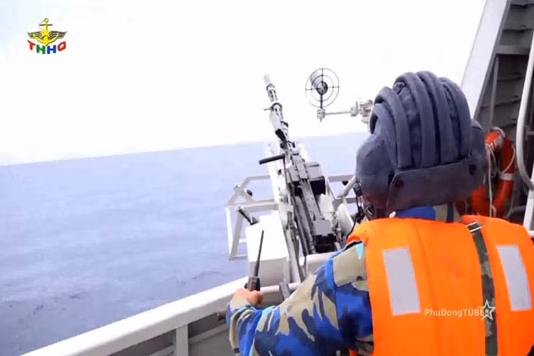 Còn đây là một vị trí chiến đấu trên HQ-011 với súng máy phòng không 14.5mm MTPU với tầm bắn hiệu quả lên đến 3.000m, tốc độ bắn của mẫu súng máy phòng không này có thể lên đến 600 phát/phút. Nguồn ảnh: THHQ.