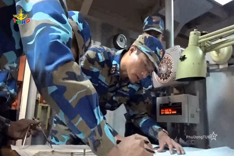 Hình ảnh bên trong phòng chỉ huy tác chiến trên HQ-011 trong tình huống đánh đích đường không, tổ tiêu đồ trên tàu đang tính toán xác định chính xác vị trí của mục tiêu tham mưu kịp thời cho chỉ huy tàu đưa ra chiến lược đánh chặn hiệu quả. Nguồn ảnh: THHQ.