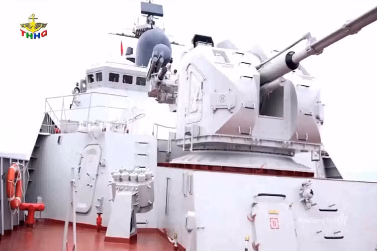 Theo tình huống này, sau khi nhận lệnh sẵn sàng chiến đấu từ thuyền trưởng tất cả các ngành, các vị trí chiến đấu nhanh chóng có mặt tại vị trí được phân công. Với tình huống được đặt ra là radar phòng không trên tàu phát hiện một mục tiêu bay chưa xác định di chuyển vào phạm vi tác chiến của tàu HQ-011 ở khoảng cách 230km. Nguồn ảnh: THHQ.