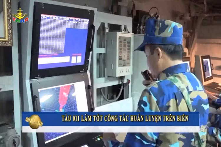  Tàu hộ tên lửa Gepard HQ-011 Đinh Tiên Hoàng là một trong những tàu mặt nước hiện đại nhất của Hải quân Việt Nam, những năm qua tàu HQ-011 không chỉ thực hiện thành công các chuyến công tác đối ngoại quốc phòng mà còn thường xuyên làm tốt công tác huấn luyện chiến đấu, hiệp đồng và kết hợp hành quân dài ngày trên biển nhằm nâng cao khả năng sẵn sàng chiến đấu cho cán bộ chiến sĩ. Trong ảnh bên trong khoang chỉ huy của HQ-011 trong một tình huống sẵn sàng chiến đấu đánh địch đường không. Nguồn ảnh: THHQ.