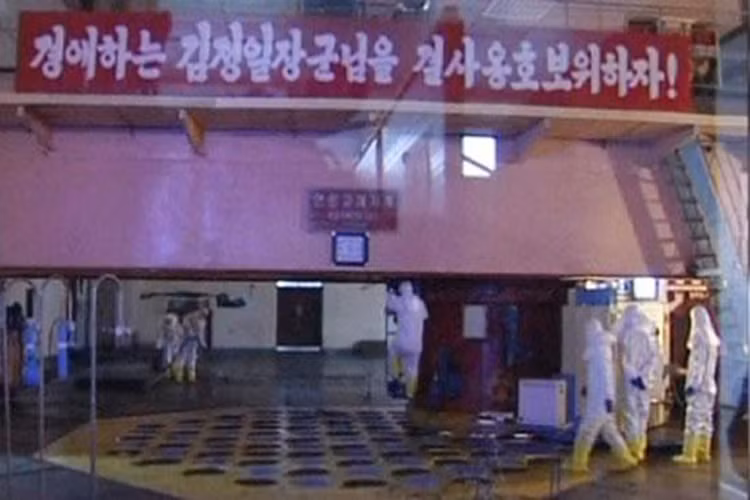 Từ tất cả sự kiện trên đã thúc ép Bình Nhưỡng theo đuổi chương trình phát triển vũ khí hạt nhân ngay trong đầu những năm 1960, họ tìm đến sự giúp đỡ của Liên Xô và cả Trung Quốc nhưng cả hai quốc gia này đều lắc đầu từ chối. Nhưng Moscow và Bắc Kinh đồng ý giúp Triều Tiêu phát triển chương trình hạt nhân dân sự phục vụ sản xuất năng lượng và nghiên cứu khoa học. Nguồn ảnh: CCTV News