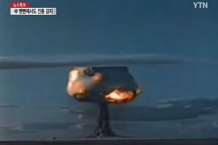 Chương trình hạt nhân dân sự của Triều Tiên kéo dài suốt từ năm 1962 cho tới khi nó biến tướng thành vụ thử vũ khí hạt nhân đầu tiên của nước này vào ngày 9/10/2006. Với sức công phá chưa đầy 1 kiloton, quả bom chưa bằng 1/10 quả bom được thả xuống Hiroshima năm 1945. Nhưng chừng đó cũng quá đủ để Triều Tiên tự tin tiếp tục hoàn thiện hơn nữa chương trình phát triển vũ khí hạt nhân của nước này. Nguồn ảnh: Errymath.