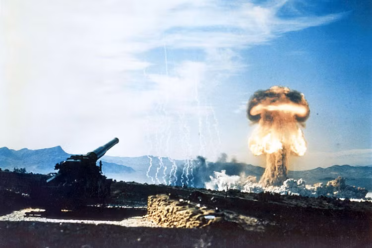 Chỉ sau hai năm đến năm 1960, số lượng vũ khí hạt nhân của Mỹ tại Hàn Quốc đã lên con số 950 đơn vị bao gồm các loại vũ khí hạt nhân chiến thuật lẫn chiến lược, từ đạn pháo hạt nhân cho đến tên lửa mang theo đầu đạn hạt nhân. Nói cách khác họ triển khai mọi loại vũ khí hạt nhân có thể mang đến Bán đảo Triều Tiên ngoại trừ tên lửa đạn đạo chiến lược tầm xa (ICBM). Nguồn ảnh: planetdeadly.com.