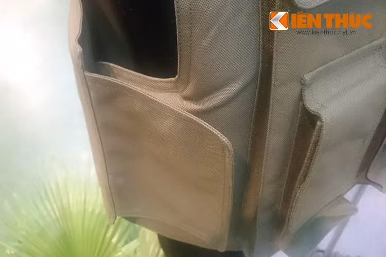 Thiết kế của mẫu áo giáp này cũng tương đối đơn giản nhằm hướng tới nhiều loại đối tượng khác nhau trong sử dụng. Cận cảnh một phần giáp bụng của của đai diện sáng giá nhất của Lotus tại HSE-2017.