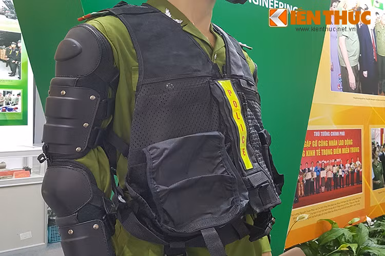 Kế đến là bộ áo vest mặc ngoài của lực lượng cảnh sát cơ động, dĩ nhiên nó không chống được đạn...