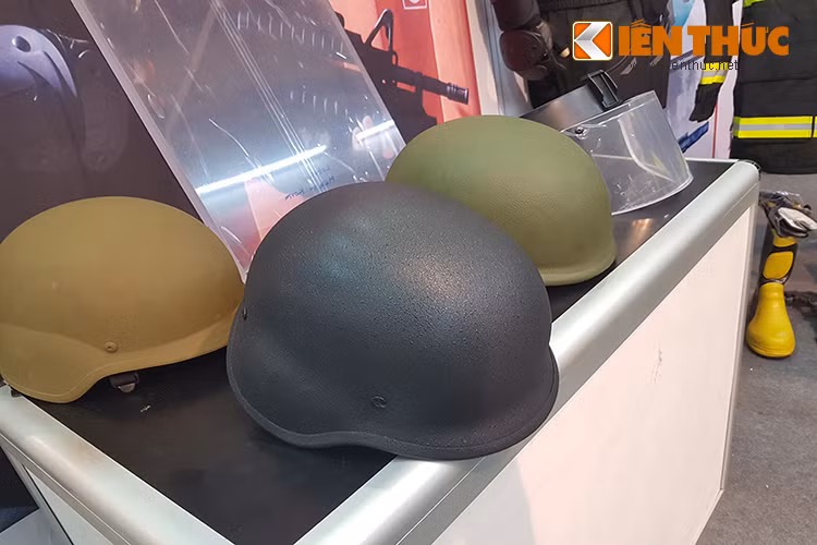 Bên cạnh các loại áo giáp chống đạn, Lotus còn sản xuất cả mũ chống đạn với nhiều kiểu thiết kế khác nhau, trong đó chủ yếu là các mẫu dành cho lực lượng an ninh là chính. Bản thân những chiếc mũ này cũng được phân thành nhiều cấp khác nhau.