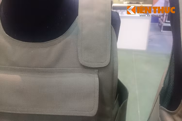 Còn đây là phần giáp vai của mẫu giáp chống đạn trên với dáng tiêu chuẩn dành cho người mặc có cơ thể nhỏ.
