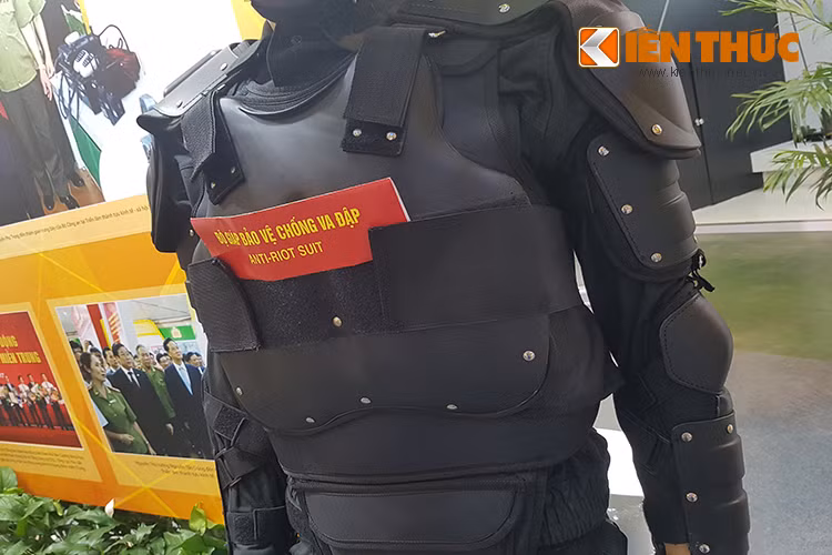 Ngoài Lotus, Tổng cục Hậu cần-Kỹ thuật, Bộ Công An còn mang tới triển lãm một số mẫu quân trang quân dụng của lực lượng an ninh Việt Nam. Điển hình như nguyên bộ giáp chống va đập dành cho cảnh sát chống bạo động này.