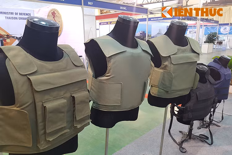 Các mẫu áo giáp chống đạn của Lotus chủ yếu hướng đến các đơn vị cảnh sát vũ trang hạng nhẹ hoặc phù hợp với nhiều loại đối tượng người mặc cũng như nhu cầu sử dụng. Chúng khá phù hợp vói lực lượng an ninh hơn là dành cho các đơn vị quân đội vốn luôn được vũ trang hạng nặng.