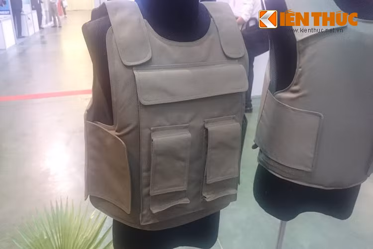 Sản phẩm đáng quan tâm nhất tại gian hàng của Lotus năm nay chính là mẫu áo giáp chống đạn đa năng hai mặt có tích hợp sẵn cả bao xe tiếp đạn. Khác với một số mẫu áo chống đạn đã giới thiệu trước đó mẫu áo chống đạn đa năng người mặc được bảo vệ tối đa hơn với hai tấm chống đạn Kevlar ở cả trước và sau thân.