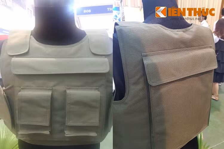 Điều này tất nhiên sẽ nâng giá thành của sản phẩm trên lên cao hơn các mẫu áo giáp thông thường khác, nhưng bù lại nó nổi trội về khả năng bảo vệ thân chủ của mình.