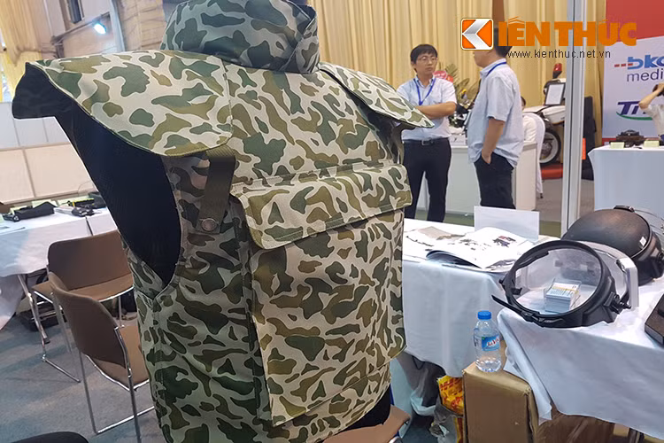 Trong ảnh là một mẫu áo giáp chống đạn dành cho lực lượng lục quân với thiết kế khá cơn bản, có các chi tiết bảo vệ cầu vai, bảo vệ cổ và một phần thân của người mặc.