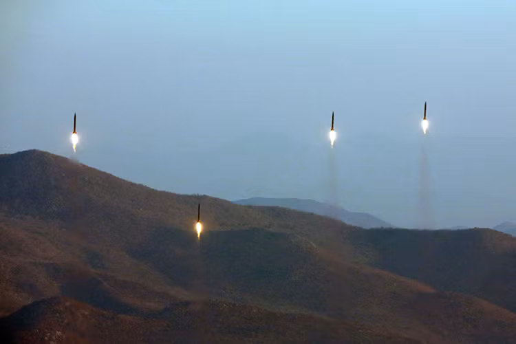 Khi các tên lửa Bình Nhưỡng bay qua không phận Nhật Bản, nó bay đủ cao để không có bất hệ thống phòng thủ tên lửa nào của Mỹ có thể tiếp cận được. Và ở trần bay hơn 700km thì việc đánh chặn một tên lửa ở độ cao này là điều không thể và không có hệ thống phòng không nào trên thế giới có thể làm được. Nguồn ảnh: Business Insider.