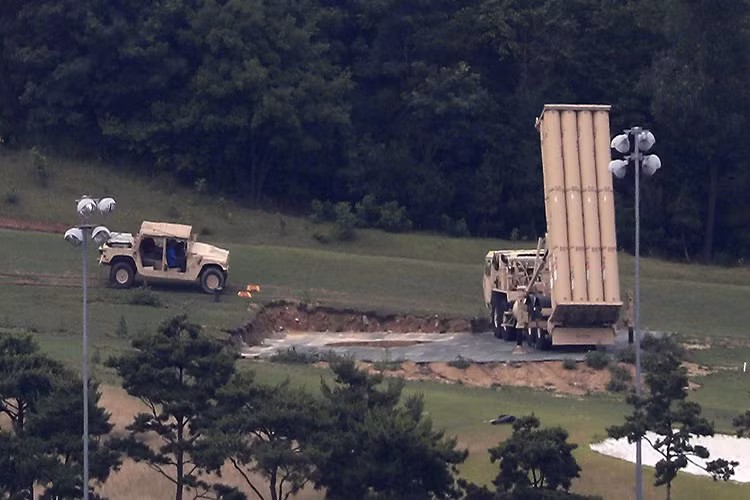 Và việc Mỹ có triển khai hàng chục hệ thống đánh chặn tầm cao THAAD tại Hàn Quốc hay Nhật Bản đi nữa cũng không thể bảo vệ được người dân các nước này khỏi tên lửa Triều Tiên. Và trong một viễn cảnh Triều Tiên cho triển khai hàng trăm tên lửa đạn đạo cùng một lúc thì Mỹ và đồng minh của mình liệu sẽ đánh chặn số tên lửa đó như thế nào? Nguồn ảnh: Yonhap.