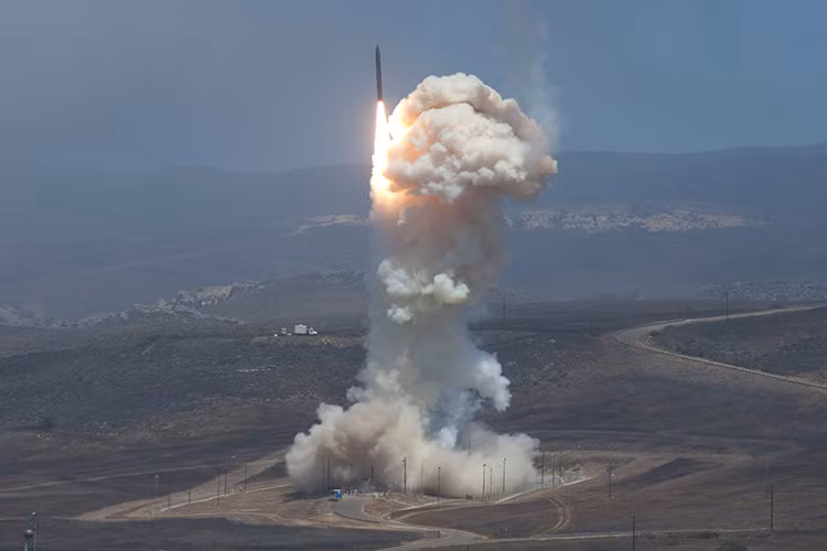 Hệ thống GMD được thiết kế để bảo vệ nội địa Mỹ an toàn trước bất cứ cuộc tấn công bằng tên lửa nào, nhưng nó đang gặp rắc rối về vấn đề kỹ thuật và tỷ lệ đánh chặn thành công lại quá thấp nhất là với các ICBM cỡ nhỏ nhìn chung GMD không đáng tin cậy trong giai đoạn hiện tại. Nguồn ảnh: spacenews.com.