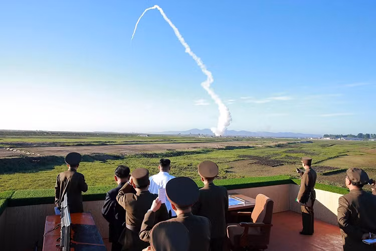 Cũng theo Reif và Cirincione dù nói rằng các hệ thống phòng thủ tên lửa của Mỹ chỉ có thể đánh chặn mục tiêu ở giai đoạn cuối, nhưng trong thử nghiệm thực tế nhất là đối với Aegis BMD chúng vẫn có thể đánh chặn được các mục tiêu tầm gần và tầm trung trong giai đoạn giữa hành trình và sau khi tên lửa được phóng. Và cái giá cho điều đó là họ phải bắn trên 5 tên lửa phòng không tầm cao RIM-161 để đánh chặn được một mục tiêu. Nguồn ảnh: tvn24.pl.