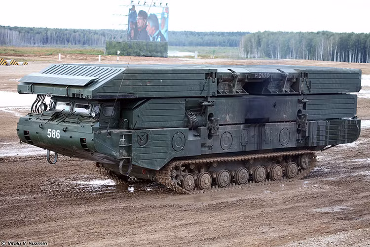 Việc triển khai PMM-2M tùy thuộc vào từng yêu cầu nhiệm vụ khác nhau như để vượt chướng ngại nước thông thường nó cần tới 2 tổ hợp với tải trọng tối đa lên đến 85 tấn với thời gian triển khai chỉ khoảng 2 phút. Nguồn ảnh: Vitaly Kuzmin.