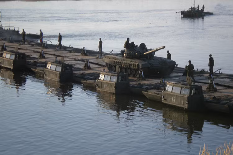 Mỗi tổ hợp phà tự hành PMM-2M có trọng lượng 36 tấn với tải trọng 42.5 tấn, nó có chiều dài cơ sở hơn 13 mét, rộng 2 mét và cao 3.8 mét. Kíp vận hành của mỗi tổ hợp này là 3 binh sĩ với thời gian triển khai tầm 5 phút. Nguồn ảnh: saper.ucoz.ru.