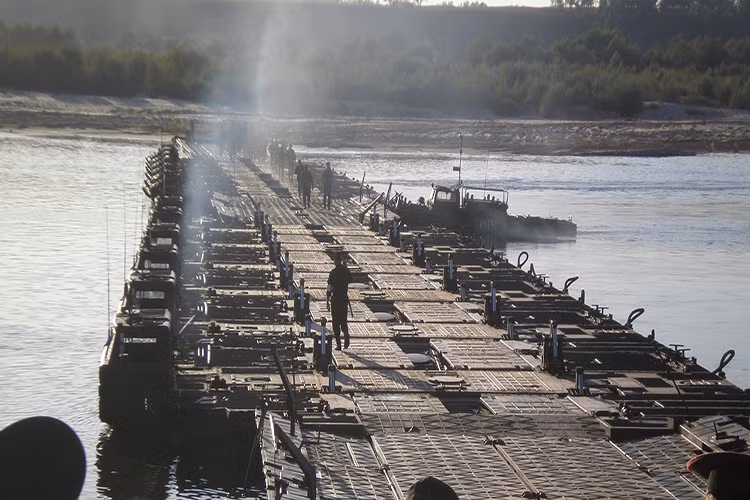 Trong ảnh là một cầu phao tự hành trong một đợt tập trận của Quân đội Nga với sự kết hợp giữa PMM-2M và PMP. Cây cầu này chỉ được xây dựng trong vài giờ. Nguồn ảnh: saper.ucoz.ru.