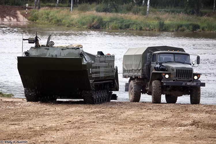 PTS-2 có tải trọng khi vượt sông khoảng hơn 12 tấn hoặc có thể chuyên chở 40 binh sĩ cùng trang bị với tốc độ di chuyển tối đa trên mặt nước lầ 15km/h. Nguồn ảnh: Vitaly Kuzmin.
