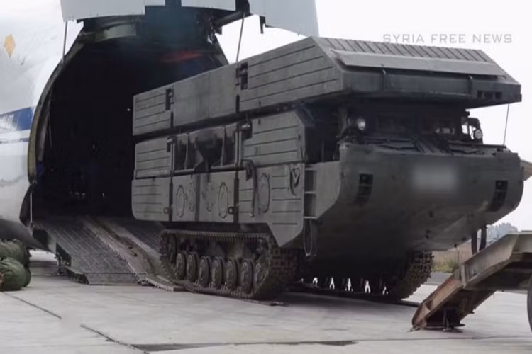 Chỉ sau vài ngày thành phố Deir Ezzor được giải phóng, Không quân Nga đã ngay lập tức lập cầu hàng không vận chuyển tới khu vực này các tổ hợp phà tự hành PMM-2M hiện đại nhất của Quân đội Nga hỗ trợ quân chính phủ Syria và đồng minh vượt sông Euphrates thành công. Nguồn ảnh: Twitter.