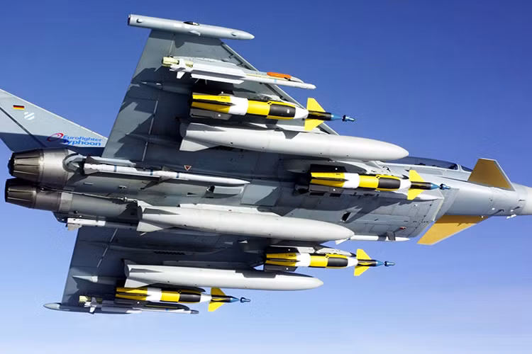 Eurofighter Typhoon cũng có nhiều phiên bản khác nhau trong đó có cả phiên bản có 2 chỗ ngồi. Chiều dài của chiếc phi cơ này là 15,96 mét, sải cánh 10.95 mét, chiều cao 5,28 mét và có diện tích cánh 50 mét vuông. Máy bay được trang bị 2 động cơ Eurojet Ẹ200 cung cấp cho nó khả năng cất cánh trọng lượng tối đa lên tới 23.500 kg. Nguồn ảnh: Eurofighter Typhoon.