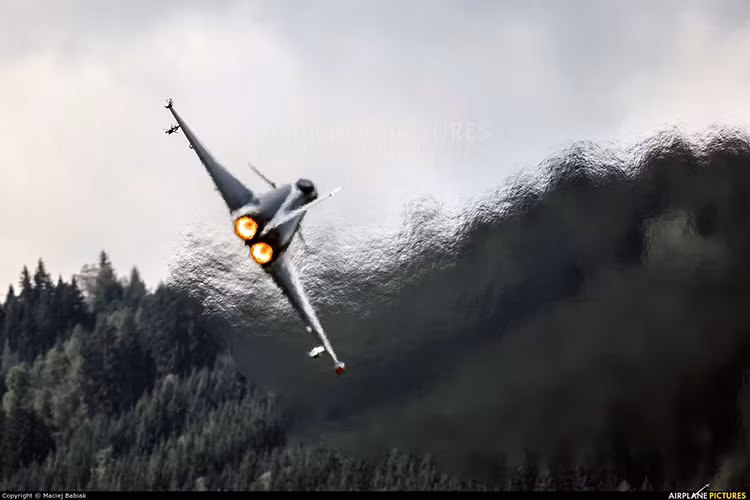 Tốc độ bay tối đa của Eurofighter Typhoon vào khoảng Mach 2.0 ở độ cao lớn, Mach 1,2 ở mực nước biển và đạt Mach 1,3 ở độ cao lớn với trang bị vũ khí không đối không tiêu chuẩn. Trần bay chiếc Typhoon có thể đạt được lên tới 19.000 mét, tầm hoạt động 1390 km và có vận tốc leo 315 mét/giây. Nguồn ảnh: GetBB.Ru.