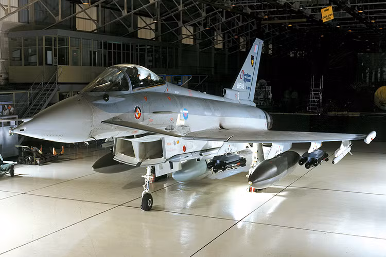 Thậm chí người ta còn so sánh Eurofighter Typhoon như “Leopard 2 trên không” dòng xe tăng chủ lực đang được quân đội các nước châu Âu sử dụng. Sự xuất hiện của Eurofighter Typhoon cũng khiến chính trị gia châu Âu nhắc đến một khái niệm mới vào thời điểm đó là quân đội liên minh châu Âu. Nguồn ảnh: cdn.com.