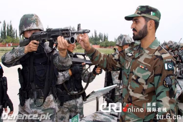 Trong khi đó nhìn về phía Trung Quốc, họ có cả một nền tảng quân sự khủng lồ với tiềm lực gần như vô hạn và chắc chắn Bắc Kinh không lâm vào tình trạng thiếu thốn đạn dược để chiến đấu như New Delhi hiện tại. Bên cạnh đó Bắc Kinh có thể trở thành “nhà tài trợ” chính cho Quân đội Pakistan trong các hoạt động quân sự chung nào đó trên khu vực biên giới ba nước. Nguồn ảnh: blogspot.com.