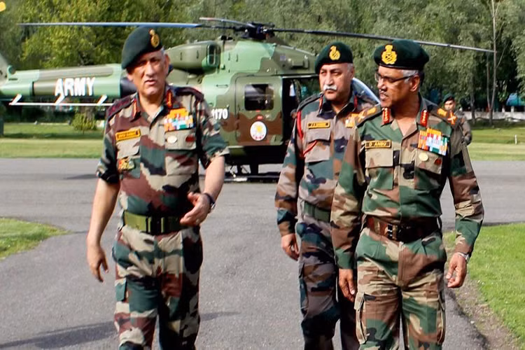 Tướng Rawat nhận định rằng, New Delhi cần cảnh giác với cách thức mà Trung Quốc có thể hiện thực hóa một cuộc chiến tại vùng hai nước đang tranh chấp lãnh thổ, Ấn Độ cần đưa ra một ngưỡng giới hạn cho riêng mình và phải luôn sẵn sàng cho bất cứ tình huống nào. Nguồn ảnh: Hindustan Times.