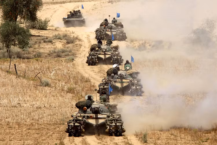 Kể từ năm 1947 cho tới nay, Ấn Độ và Pakistan liên tục có các đụng độ vũ trang ở tuyến biên giới khu vực Kashmir và Punjab. Trong giai đoạn từ 2014-2015, hai bên có từ 111 đến 151 người thiệt mạng trong các cuộc giao tranh và đỉnh điểm là vào năm 2016, khi các phần tử Hồi giáo cực đoan tấn công lực lượng vũ trang Ấn Độ khiến 92 người chết, 19.000 bị thường và khoảng 8.500 bị bắt trong các hoạt động chống lại chính quyền New Delhi. Nguồn ảnh: defpost.com.