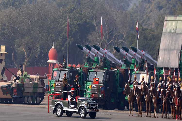 Dẫn chứng cho điều này tướng Ấn Độ đưa ra một loạt ví dụ về tranh chấp lãnh thổ giữa Trung Quốc và các quốc gia láng giềng của nước này ở khu vực Đông Á và cả Nam Á. Do đó Ấn Độ không nên quá hy vọng vào một giải pháp ngoại giao cho vấn đề xung đột biên giới với Trung Quốc và cả Pakistan, nhất là khi Islamabad đang xích gần lại Bắc Kinh hơn bao giờ hết. Nguồn ảnh: Indian Express.