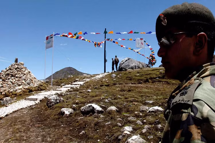 Tướng Rawat cũng bác bỏ nhận định rằng, khi cả ba quốc gia đều là các cường quốc hạt nhân thì chiến tranh sẽ không bao giờ xảy ra. Ông nói: “vũ khí hạt nhân được ra đời như một thứ vũ khí răn đe để ngăn ngừa chiến tranh, nhưng không có nghĩa điều đó sẽ là mãi mãi hay nó sẽ bảo vệ được Ấn Độ trong thế lưỡng đầu thọ địch. New Delhi nên thay đổi cách nhìn nhận nguy cơ chiến tranh theo một chiều hướng thực tế hơn.” Nguồn ảnh: South China Morning Post.