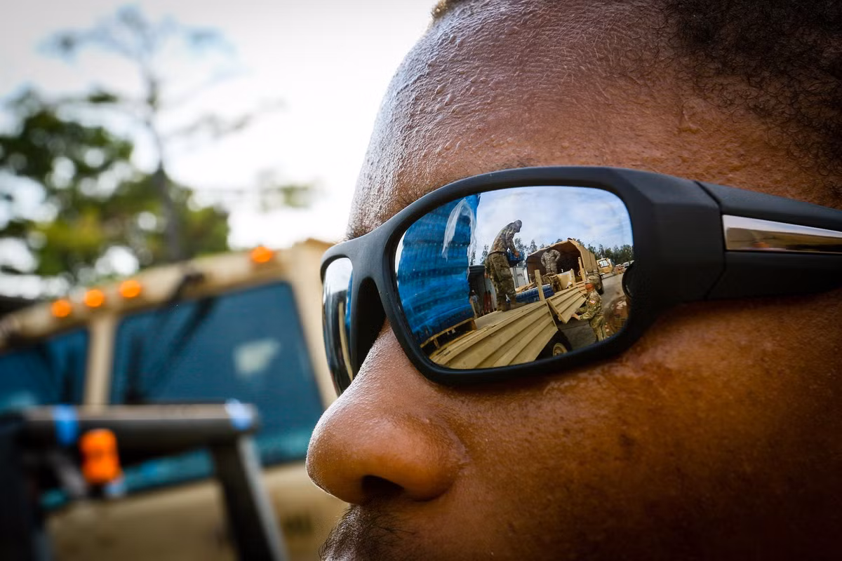 Một tình nguyện viên đang chăm chú theo dõi các binh sĩ xếp hàng hóa cứu trợ lên xe để nhanh chóng đến những điểm nóng. Cũng theo Bộ An toàn Công cộng Texas, 185.000 ngôi nhà bị hưng hỏng, 9.000 căn nhà bị phá hủy hoàn toàn trong siêu bão Harvey. Ảnh: Quân đội Mỹ.