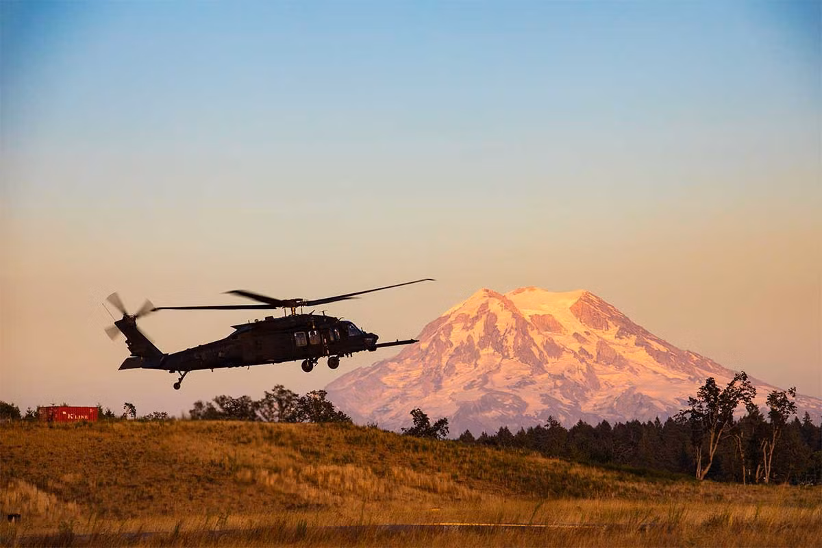  Trực thăng MH-60 Black Hawk, thuộc Trung đoàn Không vận đặc biệt 160 trong một buổi huấn luyện tại căn cứ Gray, Washington. Ảnh: Thủy quân lục chiến Mỹ.