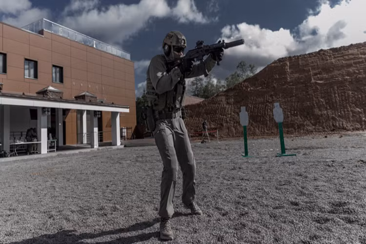 Và cũng nhân dịp Diễn đàn quân sự quốc tế Army-2017, Tập đoàn Kalashnikov một lần nữa đẩy mạnh quảng bá hình ảnh cho dòng súng tiểu liên “chất” nhất của mình với diện mạo hoàn toàn mới, một mẫu vũ khí tiêu chuẩn đúng chuẩn dành cho mọi đơn vị đặc nhiệm. Nguồn ảnh: Kalashnikov.