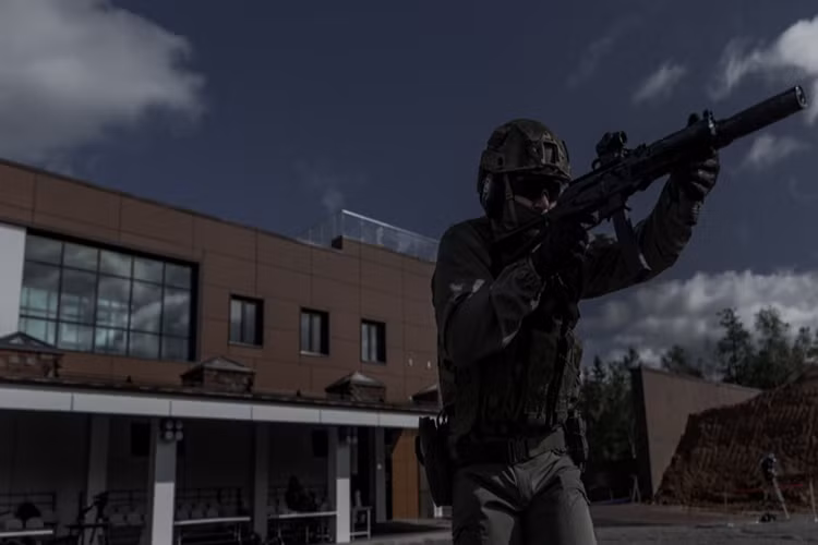 Vityaz-SN có trọng lượng cơ bản khoảng 3kg chưa bao gồm hộp tiếp đạn, với chiều dài tiêu chuẩn 705mm khi mở báng và 405mm khi báng gấp, nòng súng dài 237mm. So với các phiên bản đời đầu Vityaz-SN đã được cải tiến đi khá nhiều, khi báng súng được làm lại gọn nhẹ hơn, thân súng và ốp tay phía trước được gắn thêm thanh rail cho phép tích hợp thêm nhiều thiết bị hỗ trợ. Nguồn ảnh: Kalashnikov.