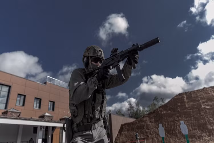 Vityaz-SN là mẫu tiểu liên được Tập đoàn Kalashnikov phát triển từ năm 2004, nó là một trong những dòng súng hiếm hoi của Kalashnikov sử dụng đạn tiêu chuẩn 9×19mm Parabellum của NATO nhưng vẫn mang những nét đặc trưng của dòng AK series, từ tính năng cho tới độ tin cậy. Nguồn ảnh: Kalashnikov.