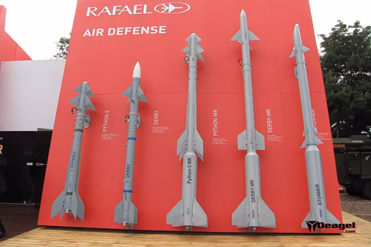 Theo thiết kế dù biến thể tầm trung nhưng Spyder-MR có thể triển khai được cả đạn tên lửa của biến thể tầm ngắm Spyder-SR gồm: đạn Python-5 và Derby nhưng có tầm bắn xa hơn. Trong ảnh là các loại đạn tên lửa dành cho Spyder gồm: Derby, Derby-MR, Python 5, Python-MR và Stunner. Nguồn ảnh: Deagel.com.