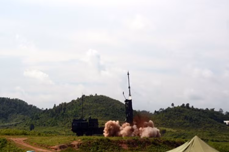 Trong ảnh là khoảnh khắc tên lửa đất đối không của hệ thống tên lửa phòng không Sypder thuộc kíp chiến đấu Tiểu đoàn 61 (Trung đoàn 236, Sư đoàn 361 một trong những đơn vị phòng không đang bảo vệ vùng trời Thủ đô) rời bệ phóng tìm diệt mục tiêu. Tên lửa được bắn ra là biến thể tên lửa đất đối không Derby-MR được trang bị cho hệ thống phòng không Spyder có tầm bắn lên đến 35km. Nguồn ảnh: QĐND