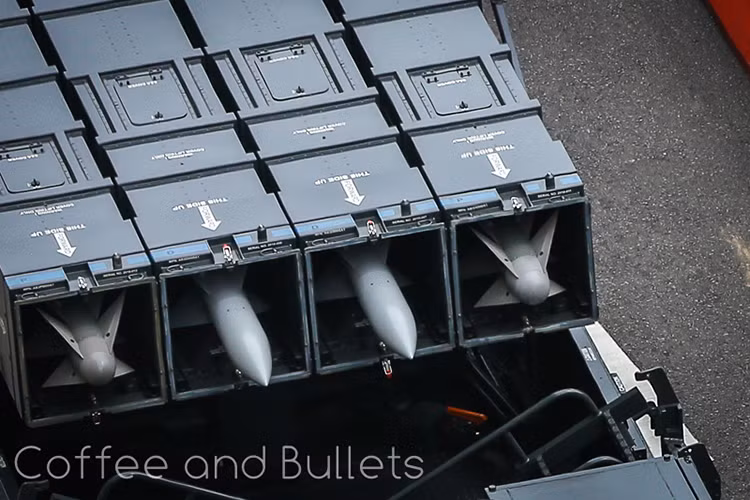 Mỗi hệ thống phóng di động của Spyder được trang bị cụm ống phóng mang theo tối đa 4 tên lửa đất đối không, với các loại đạn tên lửa từ tầm ngắn tới tầm trung tùy thuộc vào nhiệm vụ tác chiến. Với tầm bắn hiệu quả từ 15km đến 35km với độ cao có thể đánh chặn mục tiêu là từ 9.000m đến 16.000m. Nguồn ảnh: wordpress.com.