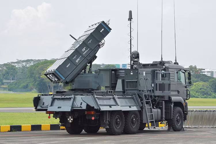 Còn đối với biến thể Spyder-SR, nó được trang bị đài radar bám bắt mục tiêu chiến thuật ELM-2016 trang bị anten mạng pha có tầm phát hiện mục tiêu máy bay chiến đấu 70-110km, phát hiện trực thăng cách 40km và UAV là 40-60km. Radar có thể theo dõi và bắt bám nhiều loại mục tiêu cùng lúc và dẫn đường nhiều tên lửa cùng tấn công. Nguồn ảnh: gov.sg.