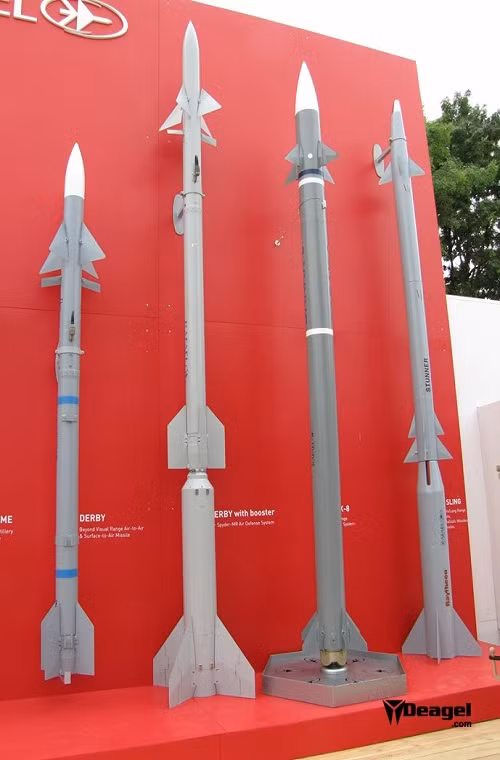 Tuy nhiên cho đến nay vẫn chưa rõ Việt Nam sở hữu phiên bản nào của tổ hợp tên lửa phòng không thế hệ mới nay. Nhưng nhiều khả năng Quân chủng PK-KQ được trang bị cả hai biến thể Spyder-SR và Spyder-MR. Trong ảnh là dàn đạn tên lửa đất đối không dành cho hệ thống Spyder, trong đó ở vị trí thứ 2 từ bên trái qua chính là tên lửa Derby-MR mới được Việt Nam bắn thử nghiệm. Nguồn ảnh: Deagel.com.