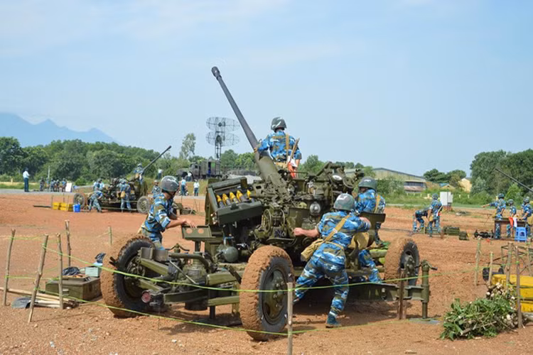 Đây cũng là dịp kiểm tra đánh giá chất lượng vũ khí trang bị và công tác đảm bảo kỹ thuật, nâng cao trình độ tổ chức chỉ huy, khả năng tác chiến, thao tác chiến đấu của từng cán bộ, chiến sĩ và hiệp đồng của các kíp chiến đấu, nhất là trong điều kiện ban đêm và trong tình huống phức tạp… từ đó rút ra bài học kinh nghiệm, tổ chức huấn luyện cho bộ đội sát với thực tiễn và hướng phát triển của chiến tranh hiện đại trong những năm tiếp theo. Nguồn ảnh: QĐND.