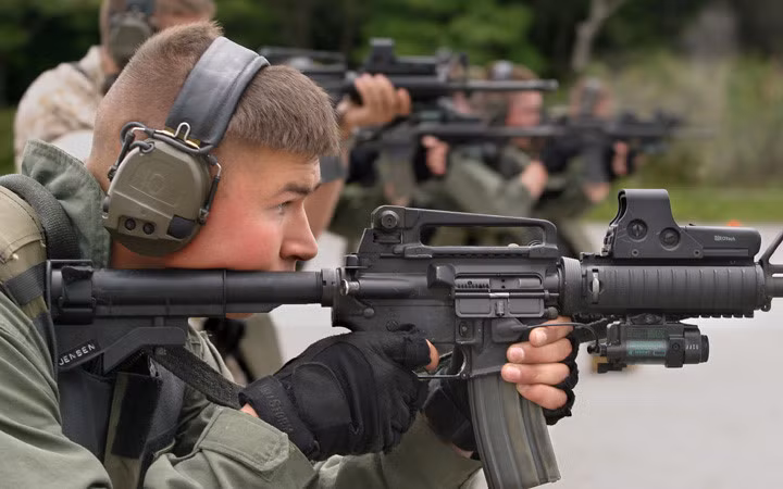 Khẩu carbine M4 trong tay một lính SRT quân cảnh thủy quân lục chiến Mỹ tại một trường bắn.