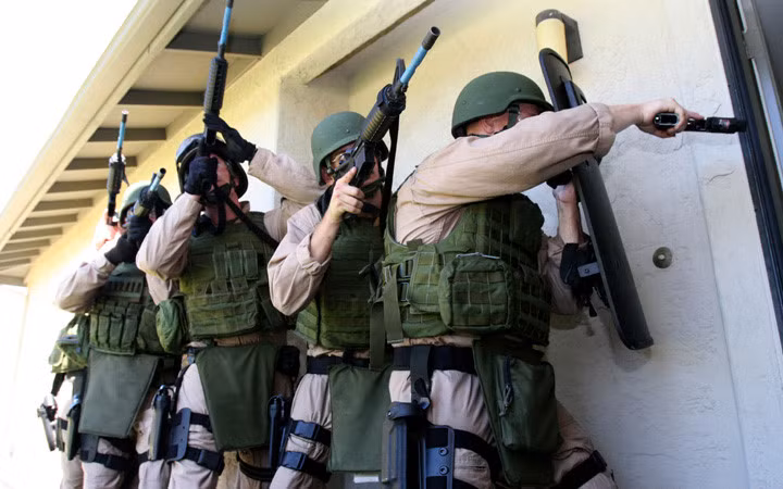 Ước lượng trước khi xông vào bên trong tòa nhà.