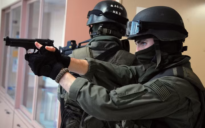 Hai quân cảnh thủy quân lục chiến canh giữ khu vực của họ. Các thành viên SRT không bao giờ hoạt động lẻ mà luôn yểm trợ lẫn nhau.